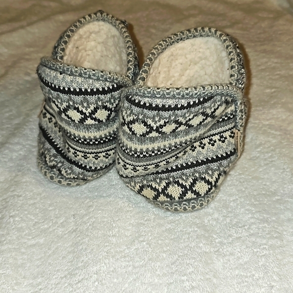 A la mode gray shimmery Slippers Booties Geometric Fleece fits Size 5 To 6. - Picture 5 of 10